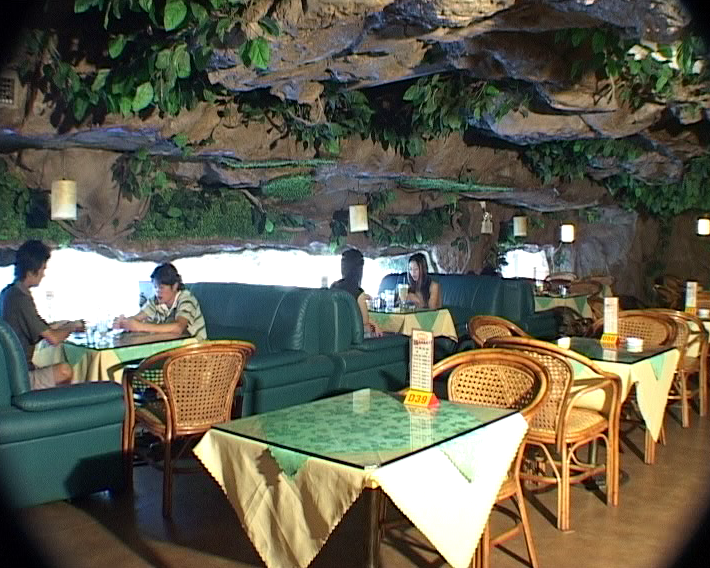 溶洞餐廳橫空出世，天外來客吐槽多
